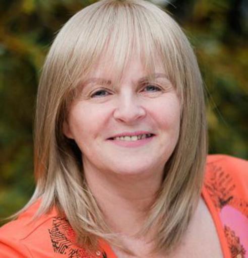 Debs is a highly experienced professional reader and life coach with over 25 years of reading experience and more than 30 years of helping people navi